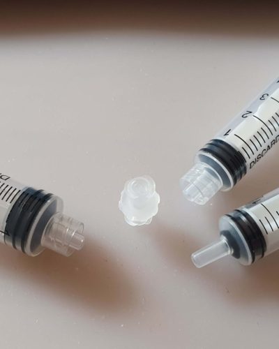 Přepouštěcí adaptér / injekční stříkačky (sada plastik)